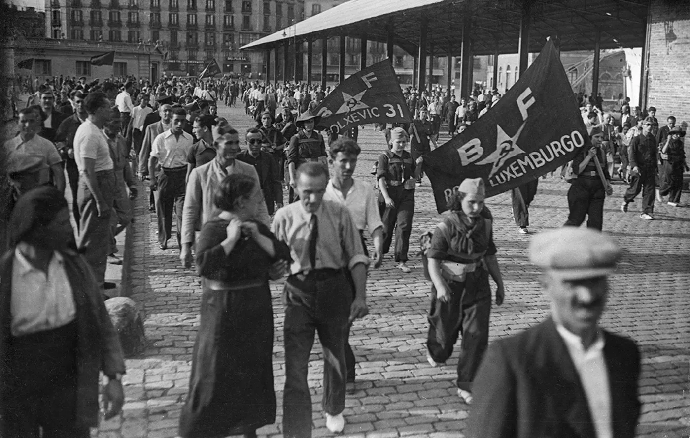 Desfilada dels batallons femenins Rosa Luxemburg, Bolxevic i Aida Lafuente abans d'embarcar cap a Mallorca, l'agost del 1936