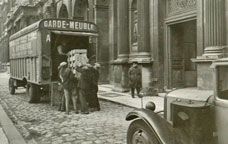 Camió descarregant caixes d'objectes saquejats pels nazis a París