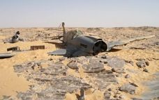 L'avió P40 Kittyhawk al desert de Wadi al-Jadid