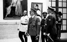 Adolf Hitler visita una galeria d'art