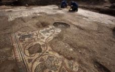 El mosaic de l'església mostra símbols cristians