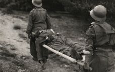 Soldats republicans portant en llitera un ferit durant la batalla de Segòvia (1937) -  Gerda Taro / Ferbr1 / Wikimedia Commons