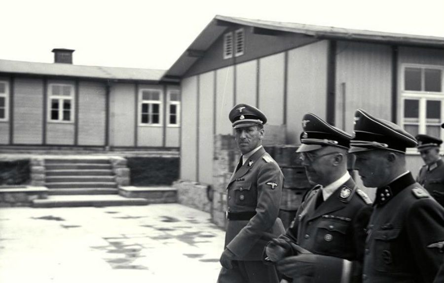 Ernst Kaltenbrunner amb Heinrich Himmler en una visita al camp de concentració de Mauthausen, en una de les fotografies ocultes per Boix que varen servir de prova en els judicis de Nuremberg
