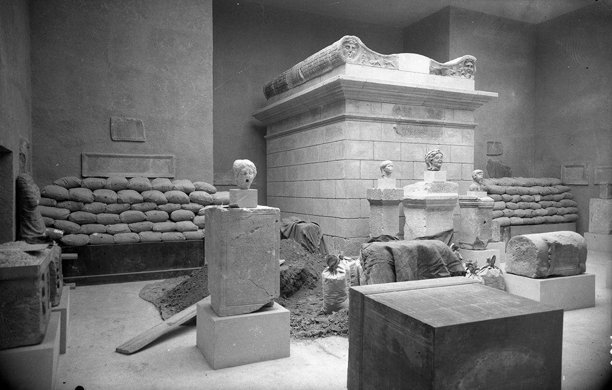 Sala funerària del MAC, amb el sepulcre on  s’hi dipositaren les caixes amb els objectes retirats de les vitrines del museu i dos sarcòfags de marbre protegits per sacs de sorra