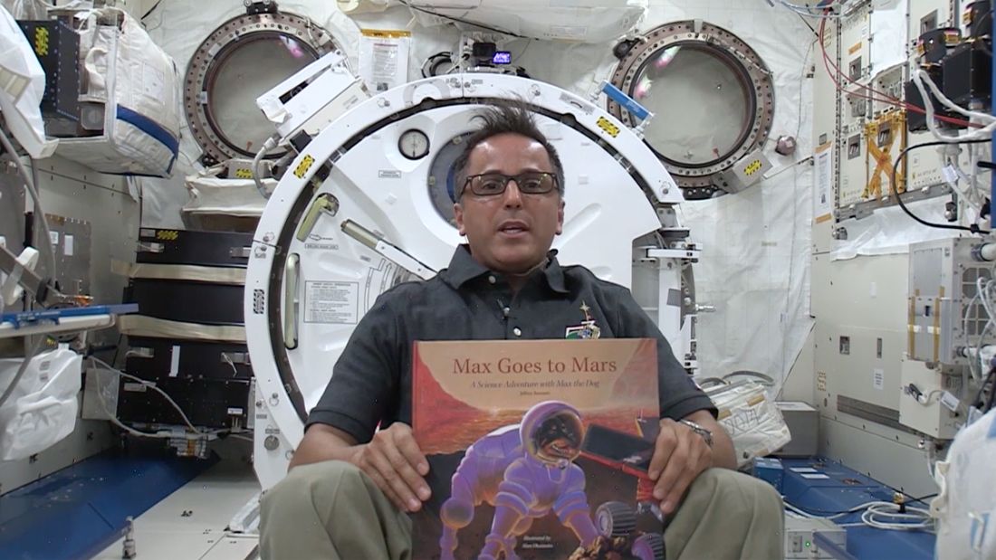 Els astronautes de l'Estació Espacial Internacional llegeixen contes als infants