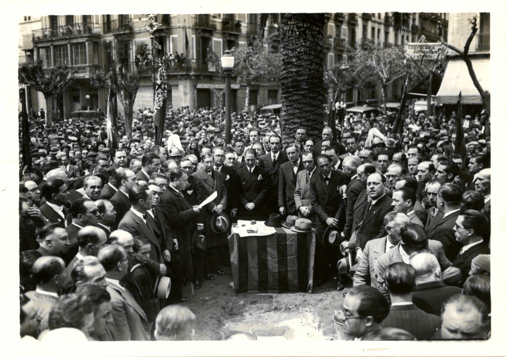 Acte oficial de col·locació de la primera pedra del monument a Francesc Layret l’1 de maig de 1934 a la plaça Goya. S'hi poden veure el president Companys; el president del Parlament, Jaume Serra Hunter, i l'alcalde de Barcelona, Pi i Sunyer